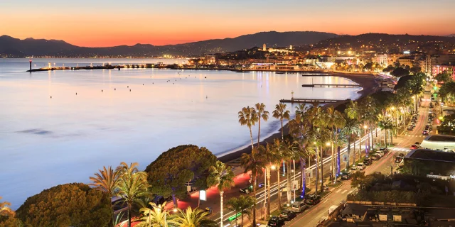 La Croisette à Cannes de nuit
