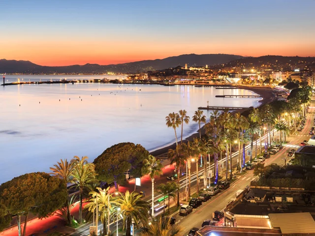 La Croisette à Cannes de nuit