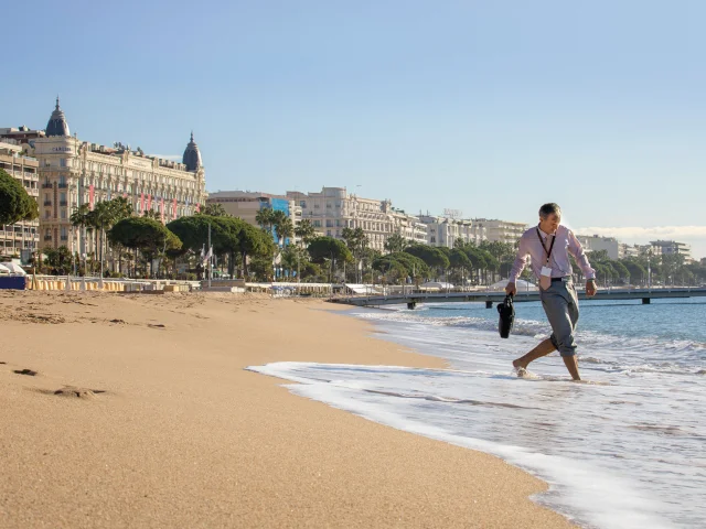 Plage de Cannes avec hôtels de la Croisette