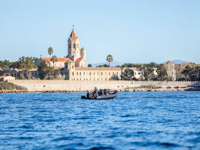Activité nautique autour de l'Ile Saint-Honorat à Cannes
